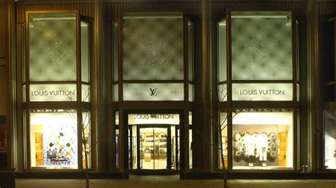 louis vuitton opening hours